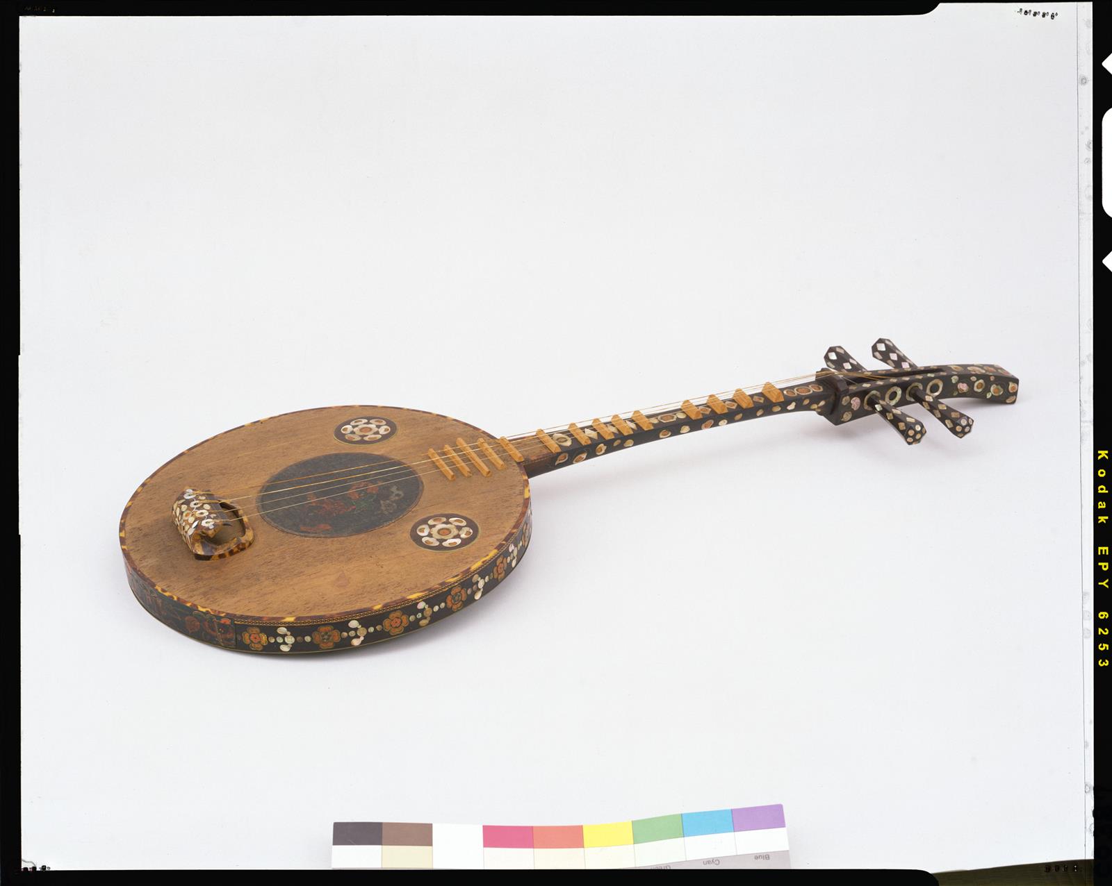 螺鈿紫檀阮咸 - 正倉院