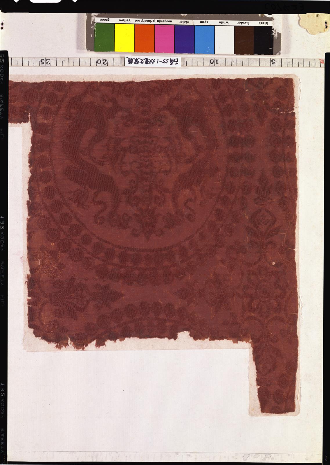 赤地双竜円文綾（古屏風装古裂 第55号-1） - 正倉院